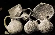 Les résultats tangibles des fouilles sont de modestes poteries, tout juste dignes de figurer dans un musée archéologique.