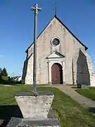 Portail et croix de schiste de l'église de Saint-Aubin.