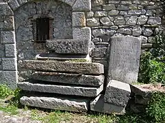 Plaques de pierre de la poudrière.