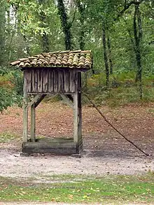 Le poulailler perché de Marquèze, ainsi conçu pour tenir les poules hors d'atteinte des renards.