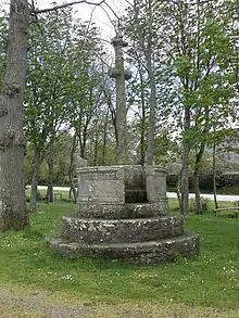 Petit calvaire à trois marches avec simplement le Christ en croix. En haut des marches, une chaire circulaire entoure la croix. Un pupitre en pierre est posé sur le rebord.