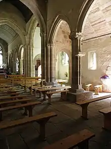 Deux piliers polylobés et une arcade en tiers-point. À gauche, les gros piliers de la croisée.