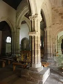 Le pilier polylobé entier, de l'arcade au banc de pierre. En arrière-plan, la croisée du transept.