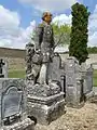 Statue de soldat (1874) dans le cimetière.