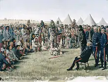 Peinture montrant des Amérindiens assis au sol et se tenant debout devant un officier militaire assis sur une chaise avec d'autres hommes en uniforme se tenant debout derrière lui, avec des tipis en arrière-plan