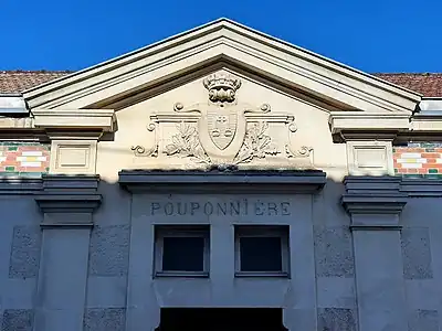 Blason de Mont-de-Marsan sur la façade de la pouponnière