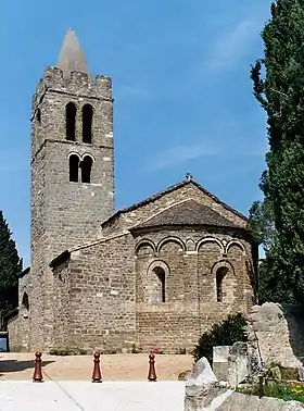 Le clocher et le chevet roman lombard.