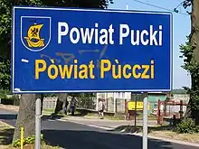Signalisation bilingue en polonais et en cachoube à la limite du district (powiat) de Puck en Poméranie.