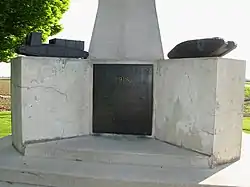 Une des faces du monument aux tanks.