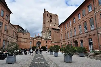 La cour intérieure et le clocher de la cathédrale.