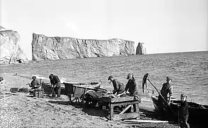 Photo de la préparation de la morue près du rocher Percé en 1940