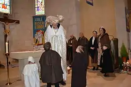 Présentation de l'agneau à l'assemblée pendant l'adoration des bergers.