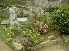 Les tombes de Jacques Prévert, de sa femme et de sa fille.