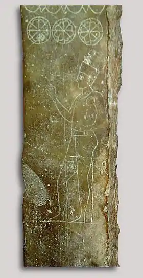 Stèle du prêtre à l'enfant, H 1,08 m, l 0,15 m, calcaire, (IVe siècle av. J.-C.)-(IIIe siècle av. J.-C.).