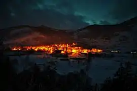 Village de Prades, dans l'Ariège, de nuit, en hiver.