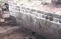 Dalles de gneiss à la base du mur ouest.