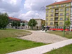 Le monument aux trolleybus de Vinohrady, achevé le 8 octobre 2010 sur le site du terminus Orionka du premier système de trolleybus de Prague, fermé en 1972.