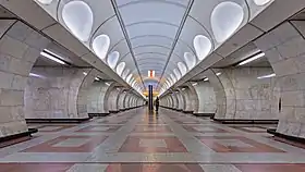 Un couloir souterrain, lumineux et vide.