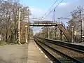 Passerelle piétonne au-dessus de voies ferrées.