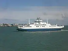 Photographie montrant un bateau blanc à fond bleu marine, à plusieurs ponts, nommé "La Gironde"