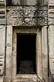 La porte d'entrée, surmontée d'un linteau représentant Indra