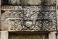 Le linteau au-dessus de la porte d'entrée de la tour : Indra sur Airavata surmonté d'une frise de Rishis