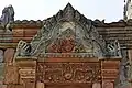 Fronton (Porte principale du gopura oriental externe)décoré d'un Kâla et de Nagas à cinq têtes et linteau décoré d'un Krishna combattant Kaliya, le naga à cinq têtes, et surmontant un Kâla
