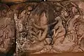 Détail du linteau de la porte principale du gopura oriental externe: Krishna combattant Kaliya, le naga à cinq têtes