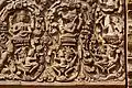 Brahma (avec trois têtes visibles) et Ganesh. Détail du linteau au-dessus de l'entrée principale de la tour centrale du Prasat Sikhoraphum, Thaïlande, XIIe siècle, grès