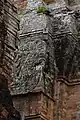 Nagas taillés directement en bas-relief dans la brique de la tour sud