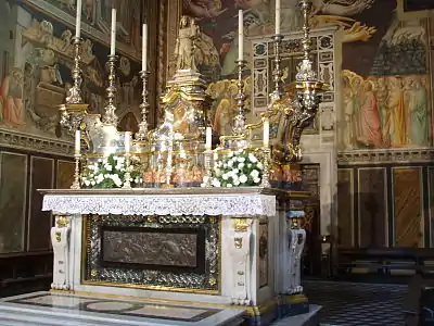 Autel de la chapelle du Sacro Cingolo et la Vierge de Pisano.