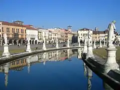 Vue sur le canal du Prato della Valle.