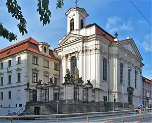 Photographie en couleurs de l'église Saints-Cyrille-et-Méthode à Prague