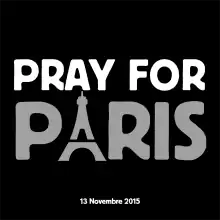 Logotype avec le slogan « Pray for Paris – 13 novembre 2015 ». La lettre « A » de « Paris » est dessinée comme la tour Eiffel.