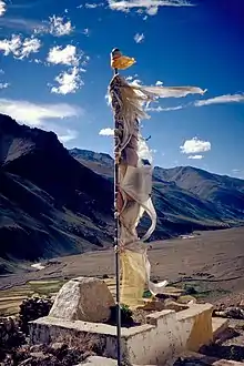 Le drapeau de prière au-dessus du monastère (Gompa) de Tanze, dans la vallée de Kurgiakh. Le vent est censé propager les prières imprimées sur le tissu.