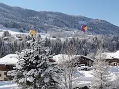 Vue de montgolfières à Praz-sur-Arly, au-dessus du hameau de la Brioude.