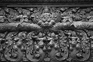 Temple de Preah Kô (v. 880). Linteau sculpté dans le grès. Décor foisonnant