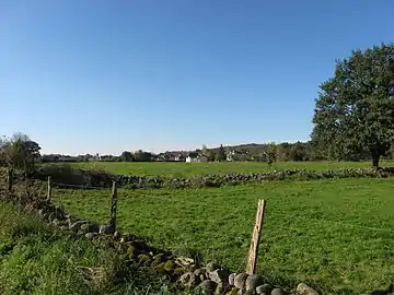 Précilhon, en plaine, au centre-est.