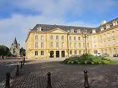 La préfecture avec en arrière-plan le Temple Neuf.