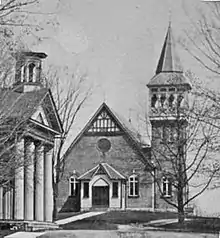 Un bâtiment à colombages avec une toiture à pignon et un clocher.