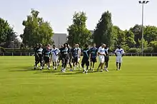 Groupe de joueurs à l'entraînement.