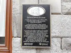 Plaque du premier hôtel de ville permanent