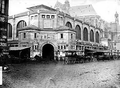 Le chevet de l'église en 1866, derrière le premier pavillon des Halles construit en 1851 et détruit en 1866.