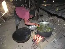 Femme Bassa préparant le mintoumba