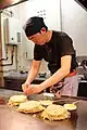 La préparation d'un okonomiyaki, dans un restaurant d'Hiroshima.