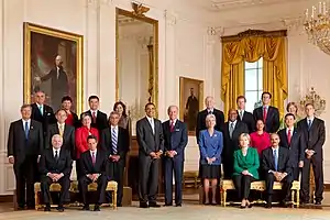 Description de l'image President Barack Obama with full cabinet 09-10-09.jpg.