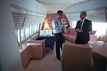 11 septembre 2001 : George Bush discute avec Andrew Card, Chief of staff de la Maison Blanche dans la suite présidentielle, à l'avant de l'appareil.