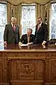 George W. Bush signant une loi sur le Resolute desk. Le sceau est gravé sur le panneau central du bureau. Franklin Delano Roosevelt, handicapé, avait demandé le rajout de ce panneau pour cacher ses jambes appareillées. C'est l'une des trois représentations du sceau présidentiel visibles à la Maison-Blanche avec la tête de l'aigle tourné vers les flèches.