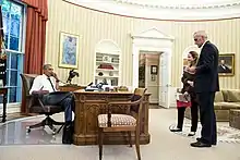 Barack Obama dans le bureau ovale au téléphone avec John Kerry prenant connaissance de la situation en Turquie le 15 juillet 2016.