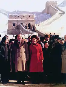 Richard et Pat Nixon sur la Grande Muraille de Chine entourés de Chinois. Au second plan, la Muraille.